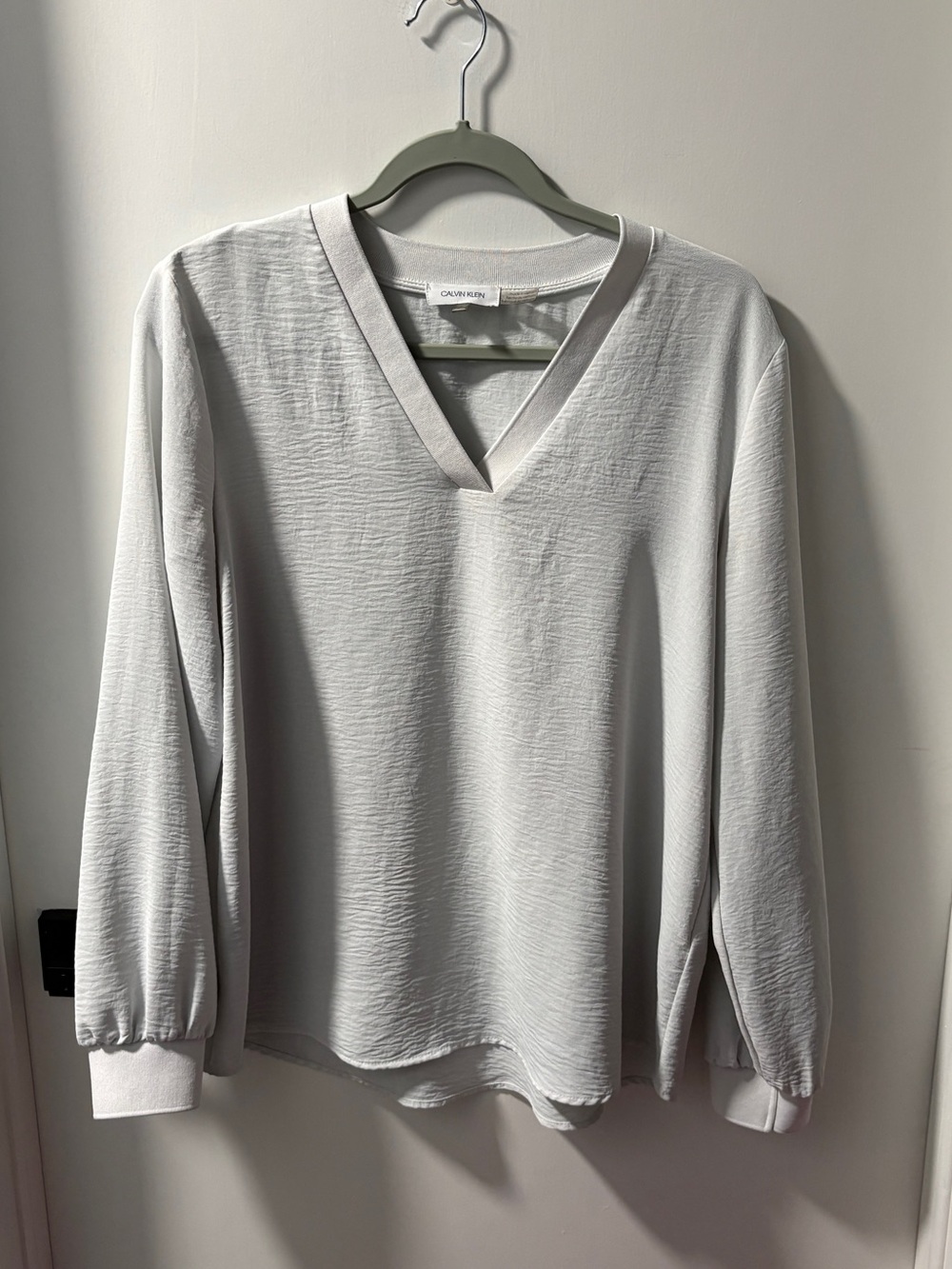 Calvin Klein Women's Light Gray V-Neck Long Sleeve Top